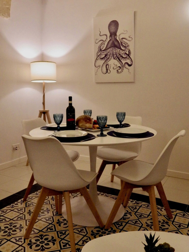 Dining 4, Traditional APT with Internal Courtyard