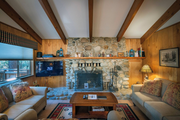 Interior 4, Yosemite Retreat in the Meadows, Mariposa