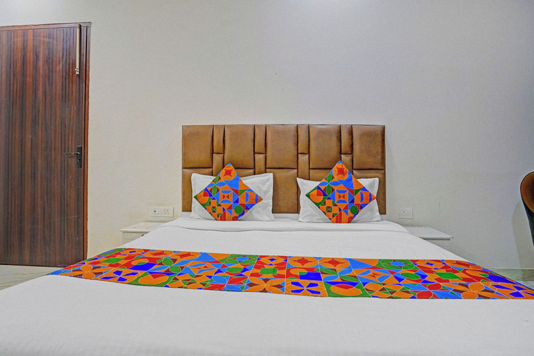 Room 4, Via Stars, Gautam Buddha Nagar