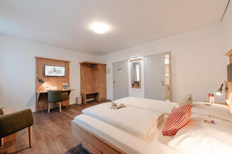 Bedroom 3, Löwen Hotel & Restaurant, Kitzingen