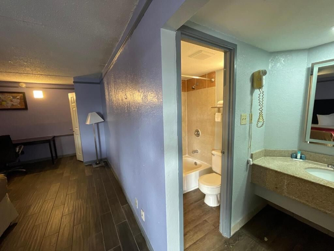 Bathroom 3, Kings Inn, Shelby