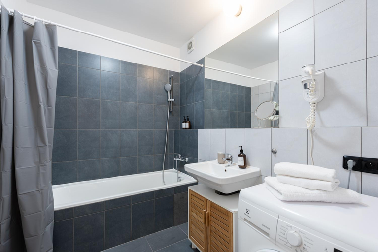 Bathroom 2, 2-3BR Apartments with Balcony I Metro I Karlin, Praha 7