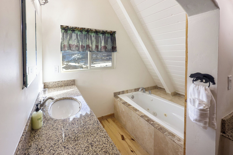 Interior 4, Cozy Rustic Escape, Summit