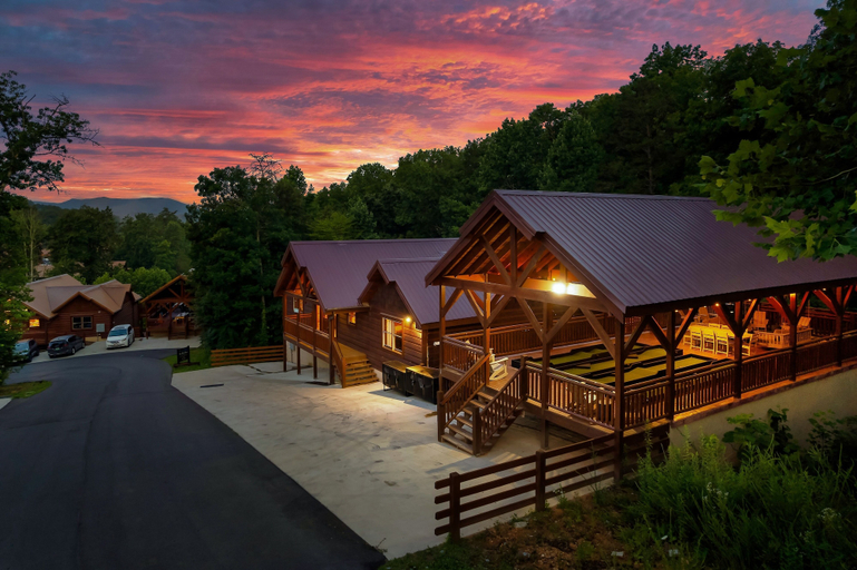Exterior 4, Big Chief Lodge, Sevier