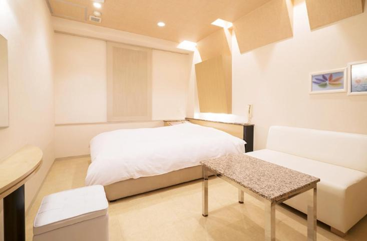 Others 5, Hotel Revoir, Izumi