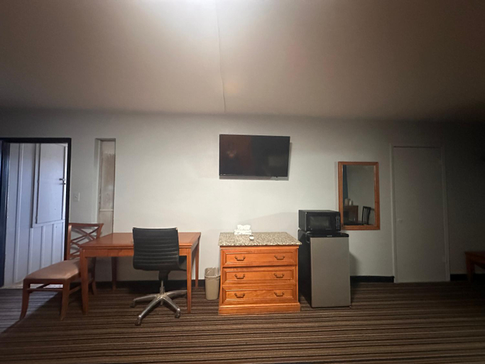 Others 5, Executive Inn, Castro