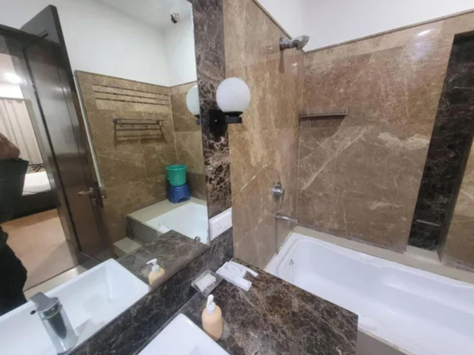 Bathroom 4, FabHotel Delight Suites - 1km from Delhi Public School, Sec 45 Gurgaon, Gurgaon