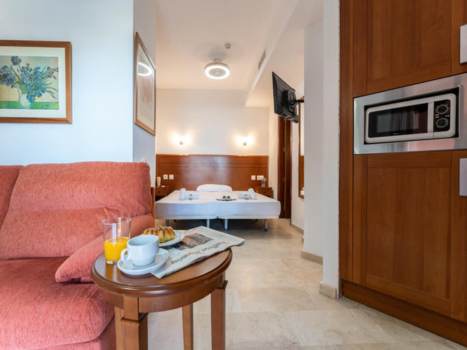 Others 4, Beachfront Apartment -Don Juan Manilva, Málaga