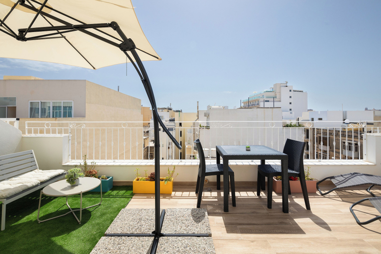 Outdoor dining 2, Sunlit Penthouse - 2 Terraces & Hot Tub