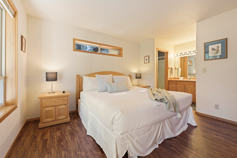 Room 4, 1 Colonial Private Family Vacation Home features Bikes to Explore Sunriver by RedAwning, Deschutes