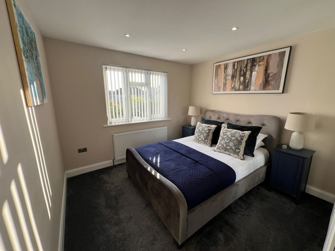Room 2, Harrow Family Home with Garden & Drive, London