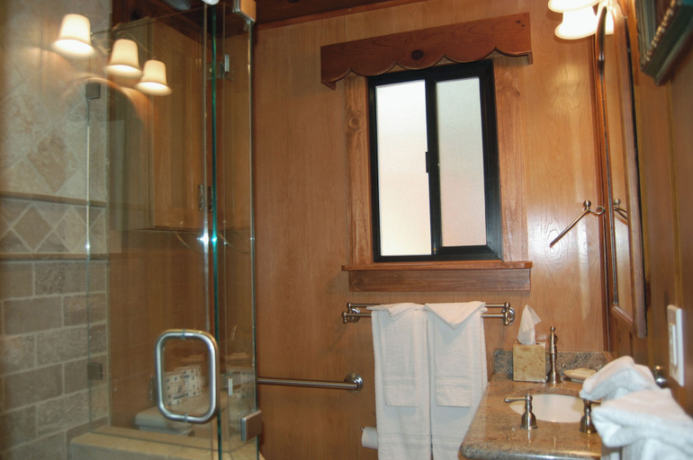Bathroom, Deer Den, Mariposa