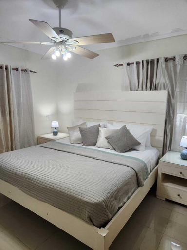 Room 4, Amazing Three Bedroom House, Villa Hermosa