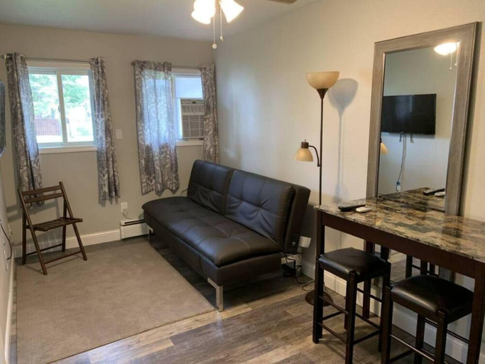 Living area, Lakeside Motel, Ashland