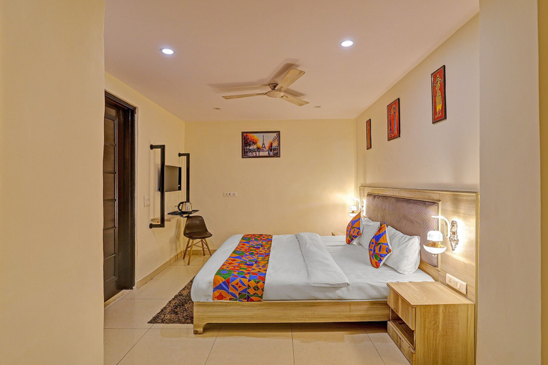 Room 4, FabHotel Orchid White Inn - 600m from Noida Sector 16 Metro Station Noida, Gautam Buddha Nagar