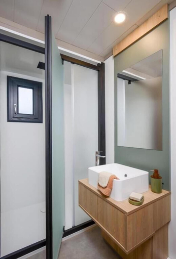 Bathroom 4, Coqslitscaux, Seine-Maritime