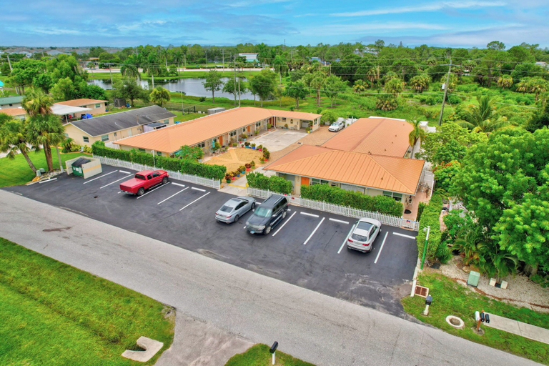 Property grounds 2, Paradise Inn of Naples, Collier