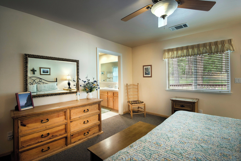 Bedroom 2, The Terry Cabin, Mariposa