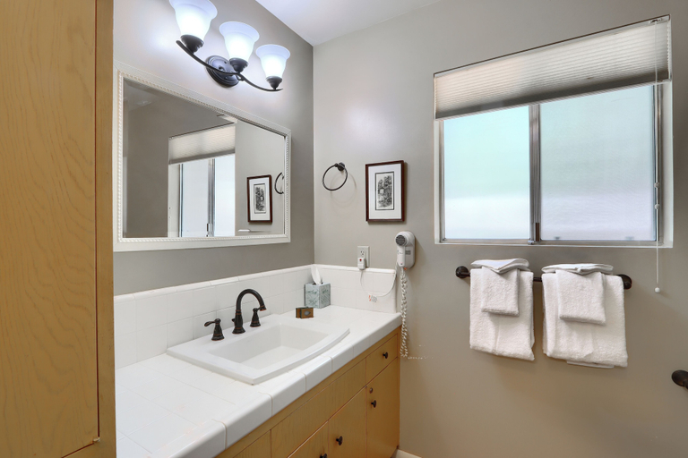 Bathroom 3, Hiltbrand Hangout, Mariposa