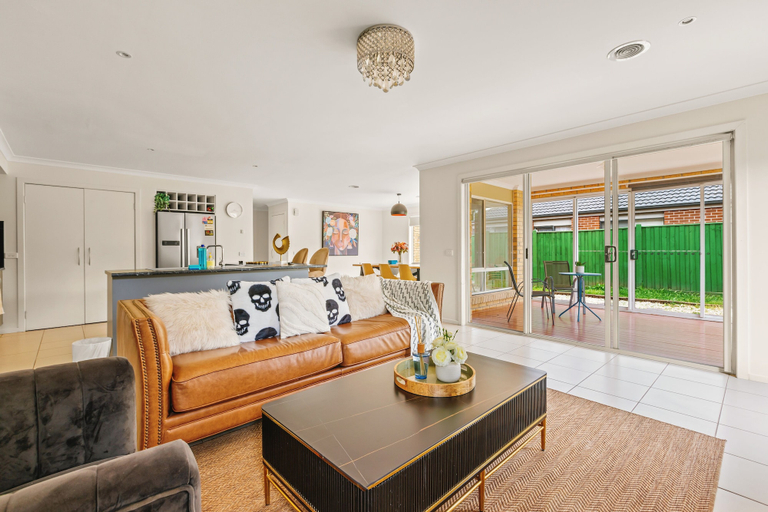 Living area 5, StayAU Modern Sanctuary Mins Ct&Airport, Melbourne