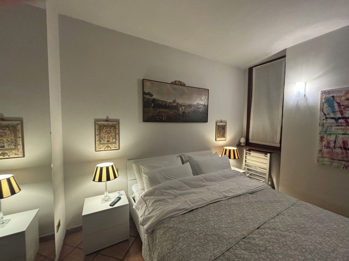 Room 2, Downtown Riverside, Verona