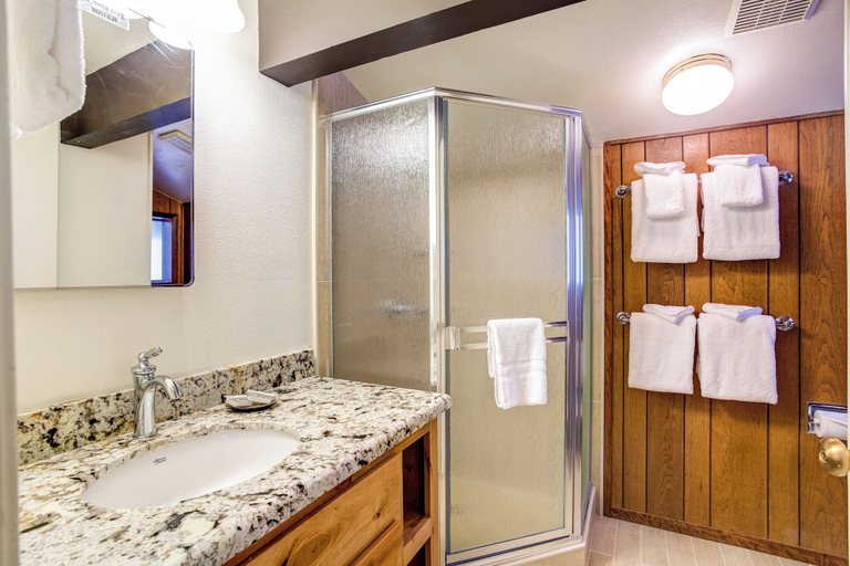 Bathroom 3, The Legacy, Mariposa