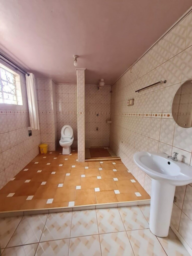 Bathroom 3, Queenspark Guest House, Nyeri Town