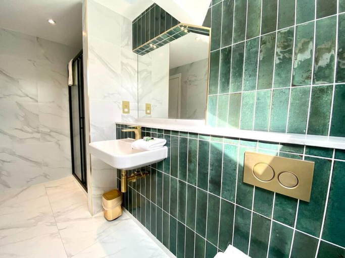 Bathroom 3, Host Stay Canning Quarters III, Sefton