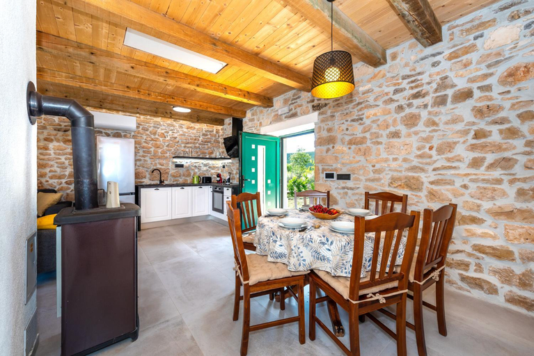 Facilities 4, Villa Lea&Robi, Unešić
