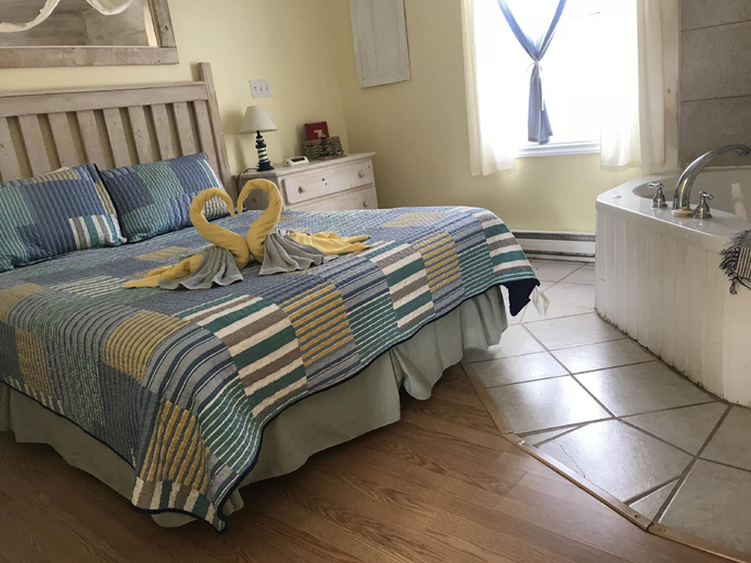Bedroom 2, Whispering Waves Cottages, Shelburne