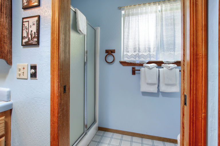 Bathroom 3, Quail Meadow, Mariposa