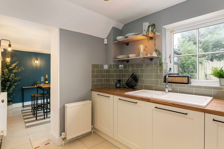 Private kitchen 2, Beautiful 3 Bedroom Cotswold Cottage, Oxfordshire