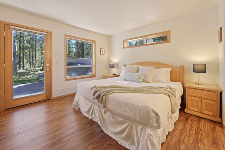 Room 5, 1 Colonial Private Family Vacation Home features Bikes to Explore Sunriver by RedAwning, Deschutes