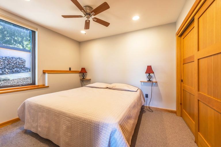Room 4, West Sail *30 Day Minimum 5 Bedroom Home by RedAwning, Hood River