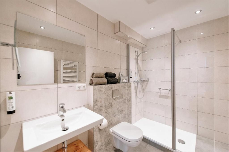 Bathroom 5, Löwen Hotel & Restaurant, Kitzingen