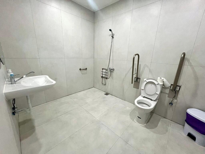 Bathroom 3, Hostel Travelers Inn, Madrid