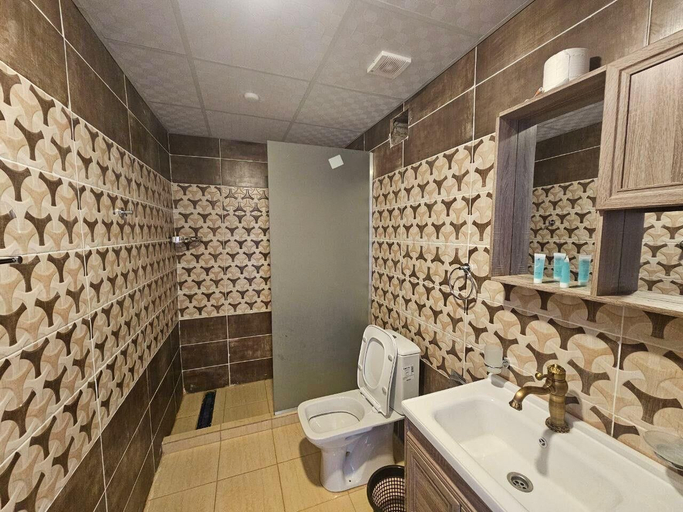 Bathroom 4, Wadi Rum Desert Wonders Camp, Quaira
