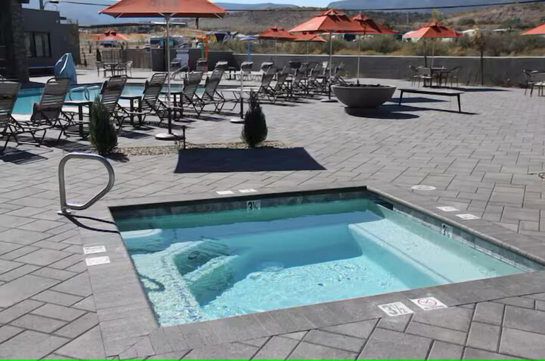 Outdoor spa tub, Verde Ranch RV Resort, Yavapai