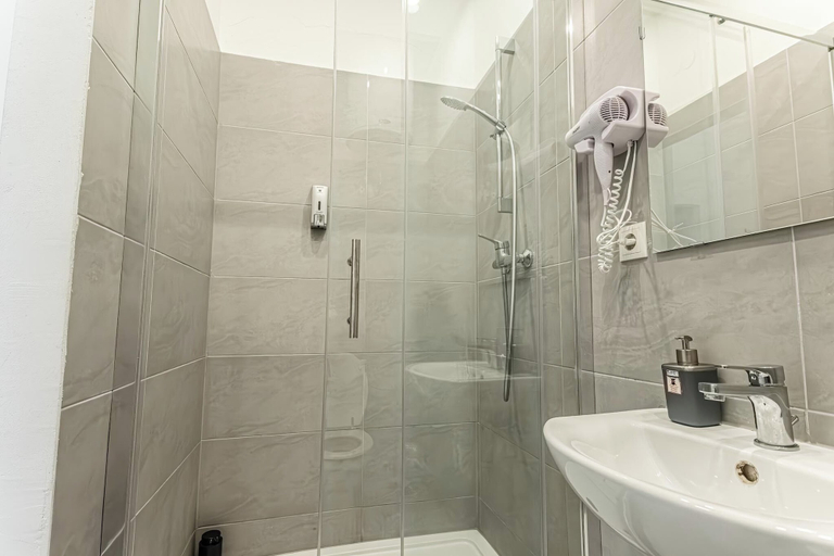 Bathroom 4, Chic 1BR Apartment Near AKH Center, Wien