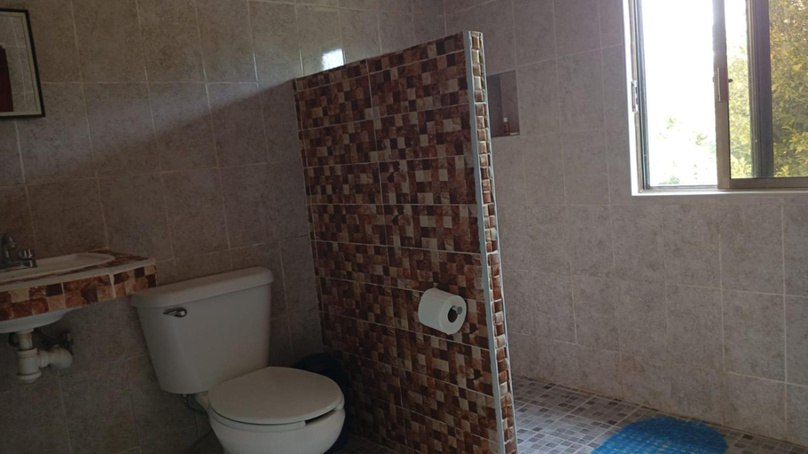 Bathroom 3, Ecohotel Shalom, Valladolid