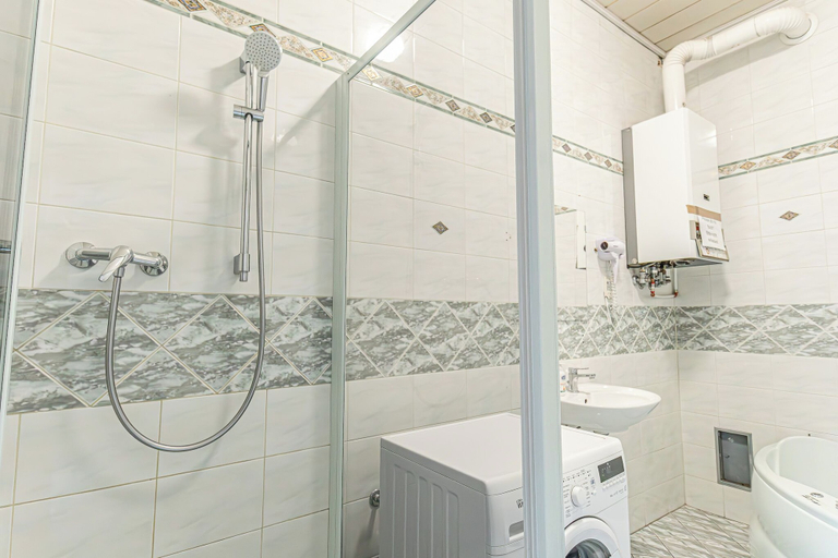 Bathroom 2, 2BR Apartment Steps From AKH Center, Wien