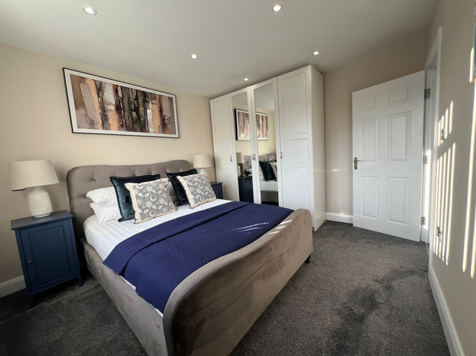 Room 4, Harrow Family Home with Garden & Drive, London