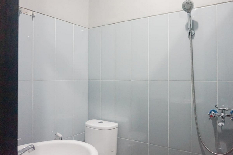 Bathroom 3, RedDoorz Plus @ Kalpataru, Malang