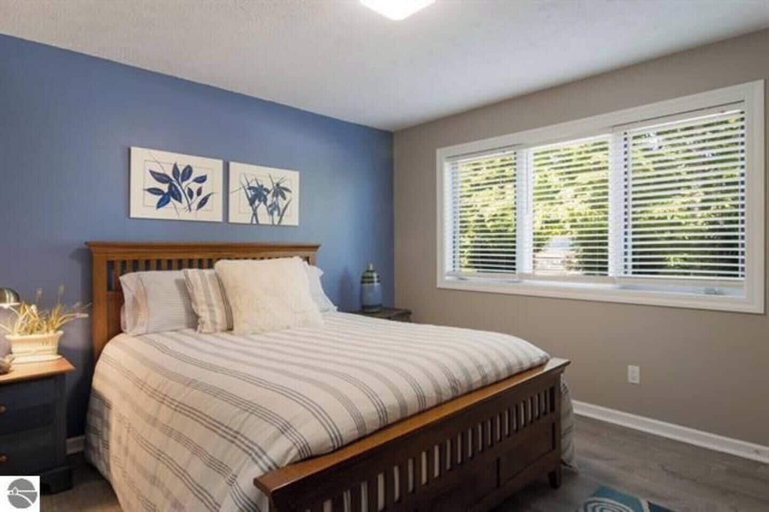Room 1, 2BR Escape Torch Lake Views Golf 755, Antrim