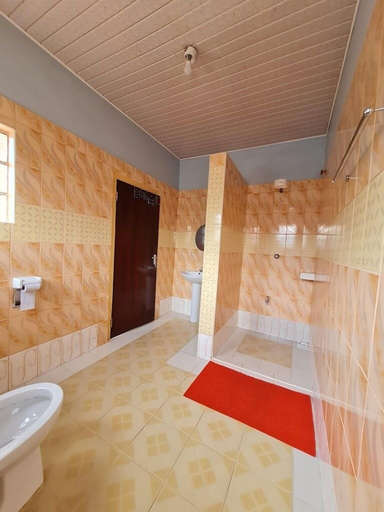 Bathroom 5, Queenspark Guest House, Nyeri Town
