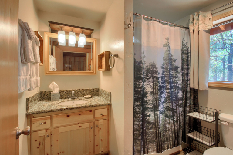 Bathroom 3, Chipmunks Holiday, Mariposa