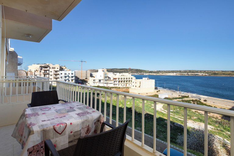 Outdoor dining, Cosy Apartment with Balcony & Sea Views