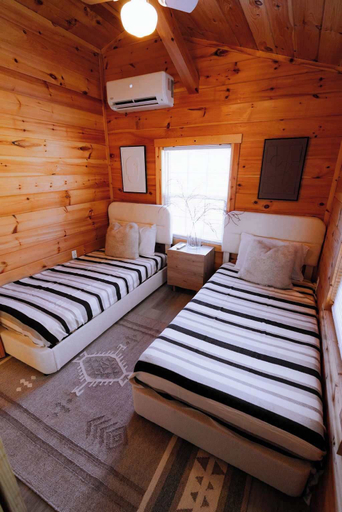 Room 3, Cedar Wrapped Cozy Villa Cabin - 4 Miles From Trails, Hocking