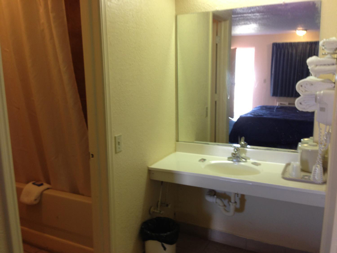 Bathroom 5, Super 7 Inn-Siloam Springs, Benton
