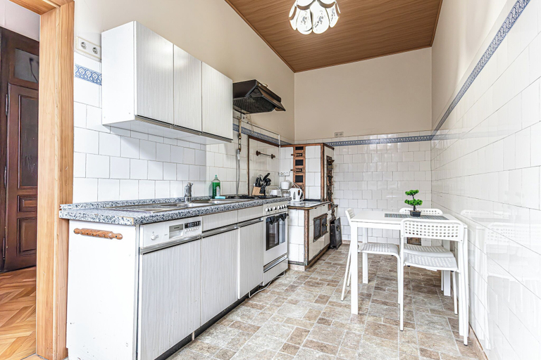 Private kitchen 5, 2BR Apartment Steps From AKH Center, Wien